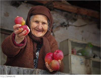 старушка с яблоками