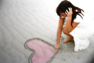 девушка рисует сердце